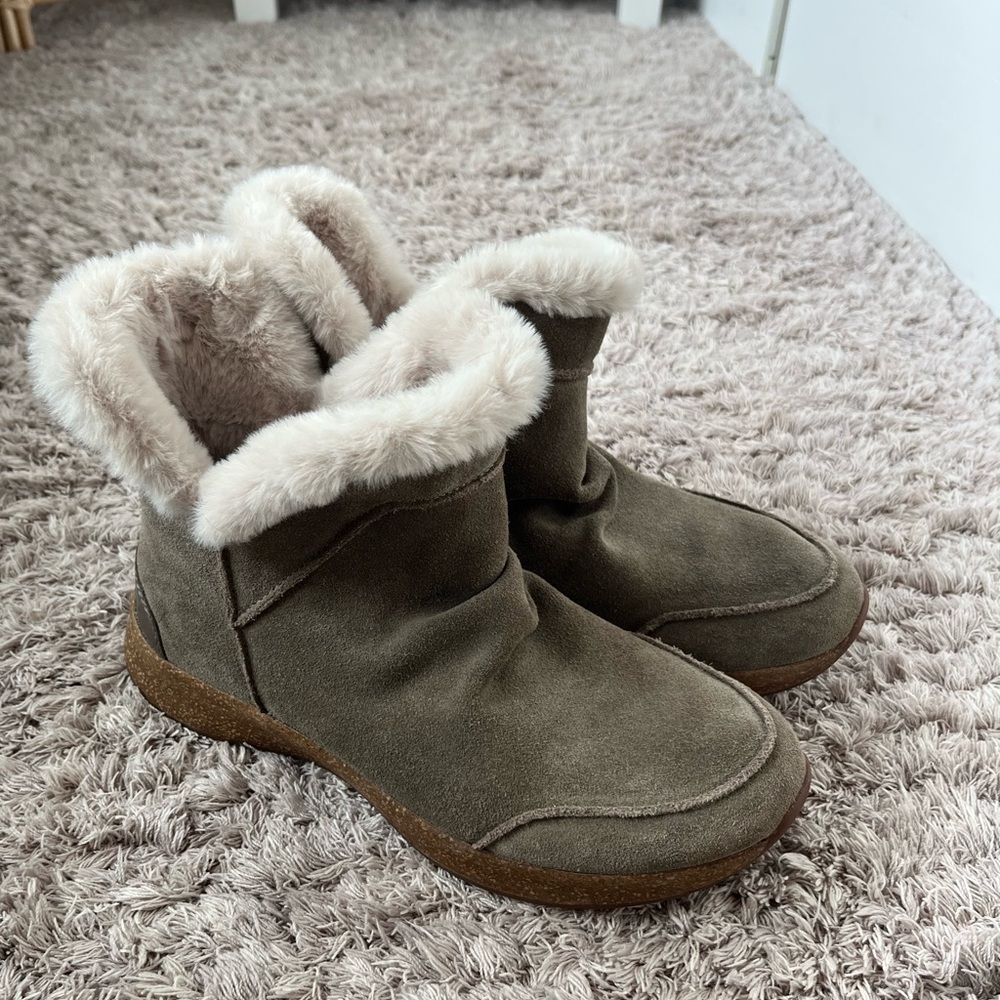 NWIB Taos boots faux fur lining size 8